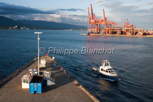 canada colombie britannique 27.JPG - Patrouille du Port de Vancouver devant les grues depuis Canada Place, Harbour Patrol boat, Colombie-Britannique, Canada